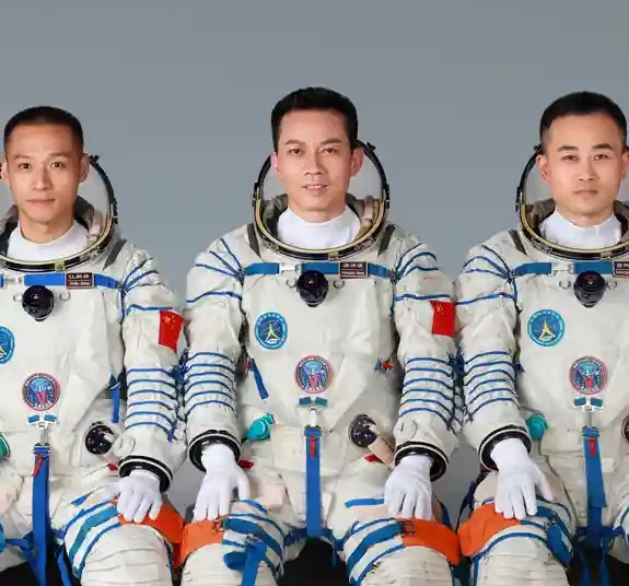 China envía al espacio a su tripulación más joven