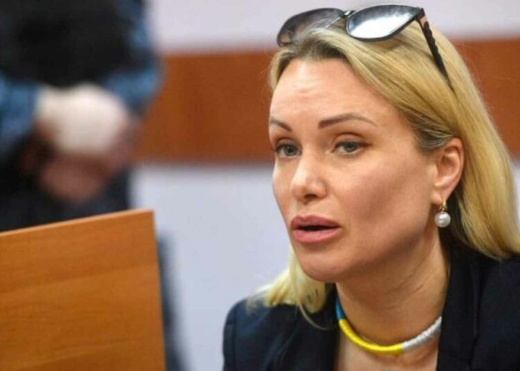 Francia investiga el presunto envenenamiento de la periodista rusa que protestó en vivo contra invasión a Ucrania