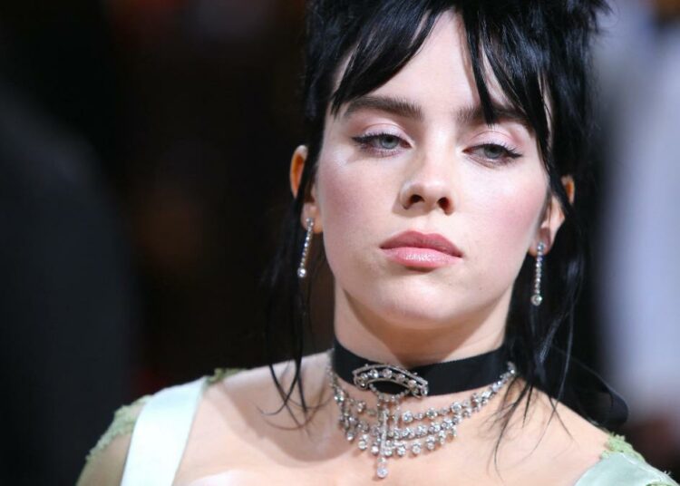 Billie Eilish reveló un tatuaje gigante en su espalda mediante una sensual foto en topless