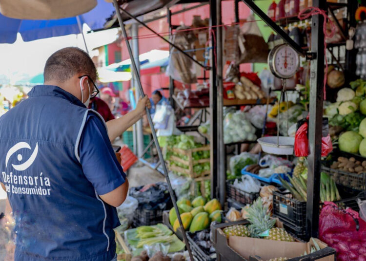 Autoridades inspeccionan precios de frutas y verduras en Santa Ana