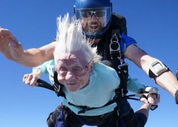 Anciana de 104 años salta en paracaídas para alcanzar un récord Guinness