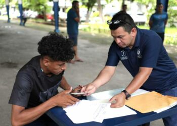INDES entrega estímulos a seleccionados de fútbol playa