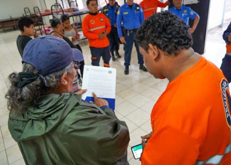 Evacuan a las primeras familias de San Salvador por riesgo de lluvias