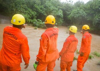 Equipos de Bomberos son desplegados a nivel nacional para atender emergencias