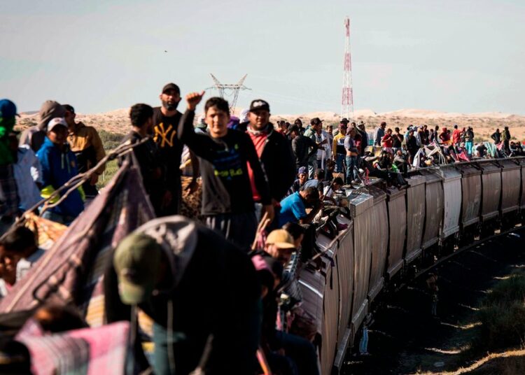 Más de mil migrantes llegan a Ciudad Juárez en tren de carga