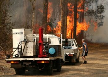 Australia lucha contra incendios y alerta inundaciones repentinas
