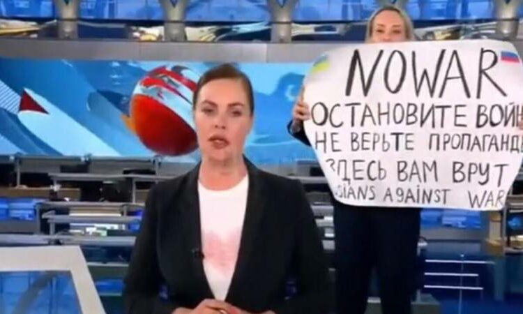 Rusia condenó a ocho años y medio de cárcel a la periodista que protestó en vivo contra la invasión a Ucrania