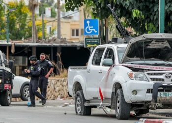 Los equipos de rescate de Israel hallaron 100 muertos en un kibutz cercano a Gaza