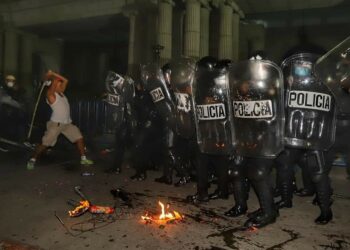 Tras el discurso de Giammattei asegurando que ya no tolerará bloqueos de carreteras, la policía lanzó gases para el desalojo de manifestantes