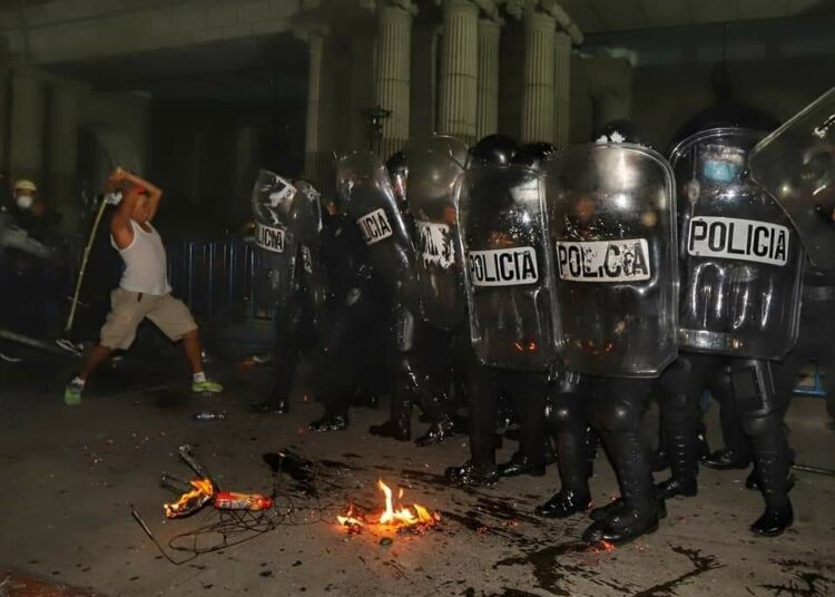 Tras el discurso de Giammattei asegurando que ya no tolerará bloqueos de carreteras, la policía lanzó gases para el desalojo de manifestantes