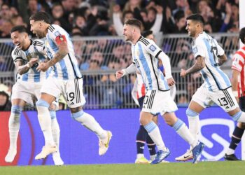 Argentina le ganó a Paraguay con un Leo Messi encendido
