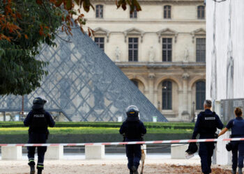 Evacuaron el museo del Louvre de París por temor a un atentado