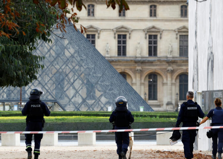 Evacuaron el museo del Louvre de París por temor a un atentado
