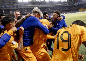 Países Bajos salva medio billete a la Eurocopa en Atenas