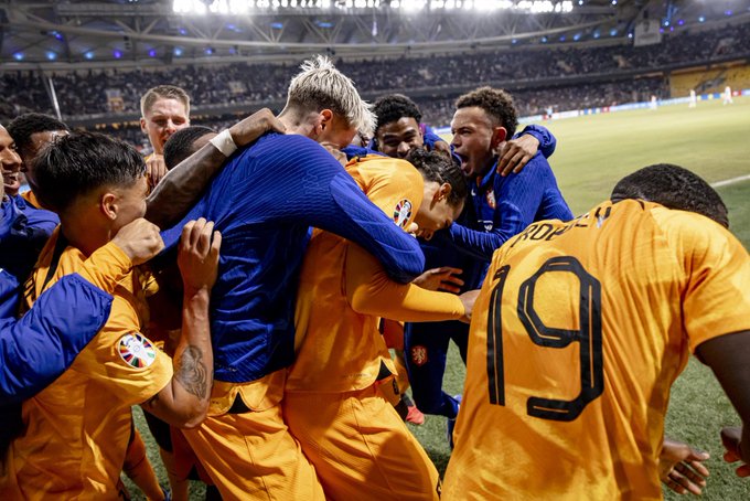 Países Bajos salva medio billete a la Eurocopa en Atenas