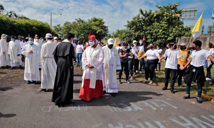 El gobierno de Nicaragua desterró a doce sacerdotes y los envió al Vaticano tras un acuerdo con la Santa Sede