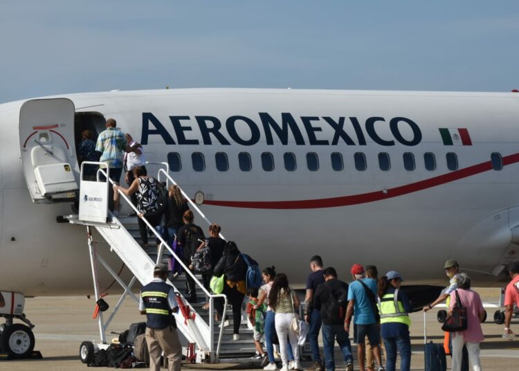 México establece puente aéreo con la devastada Acapulco