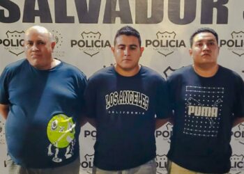 Capturan a tres sujetos que agredieron y amenazaron a dos hombres en San Salvador