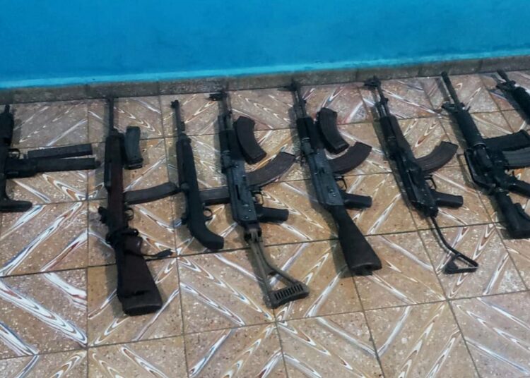 Autoridades incautan un lote de armas de fuego a una clica de San Vicente