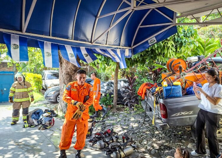 Bomberos instruyen a estudiantes sobre atención de emergencias en el marco Ley Crecer Juntos