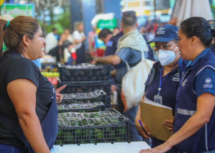 Inspeccionan precios de frutas, vegetales y hortalizas en el mercado La Tiendona