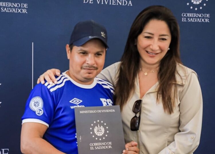 Entregan viviendas a familias de Jiquilisco, Usulután