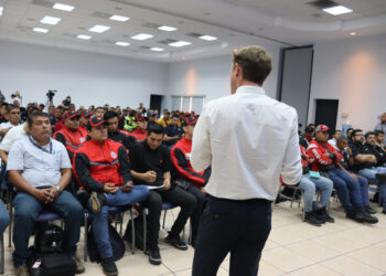 Motociclistas reciben capacitación en el tema de seguridad vial
