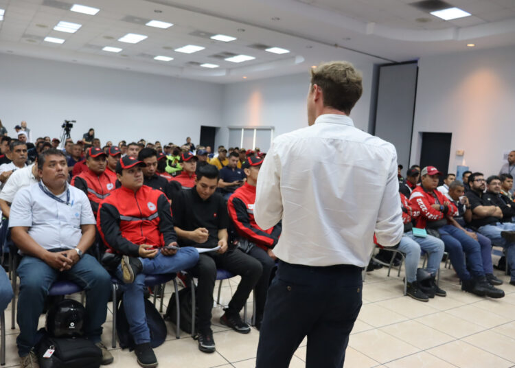 Motociclistas reciben capacitación en el tema de seguridad vial