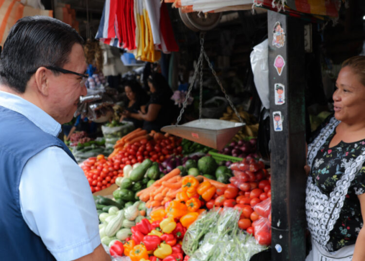 Defensoría continúa la inspección de precios injustificados en la canasta básica