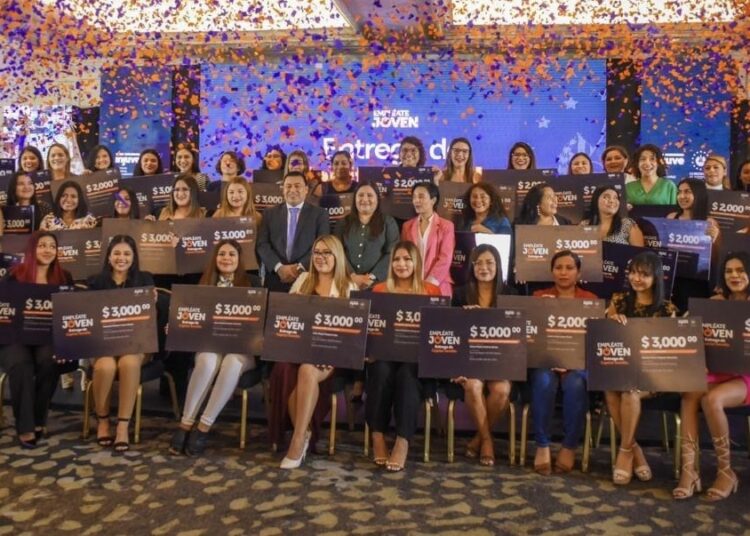 Injuve entrega capital semilla a 45 emprendedoras