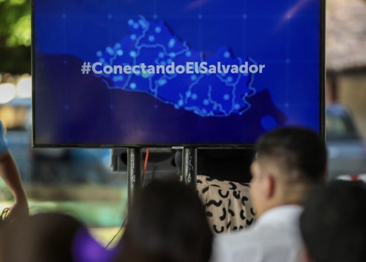 Instalan internet satelital gratuito en parques de Chalatenango, Usulután y Cabañas