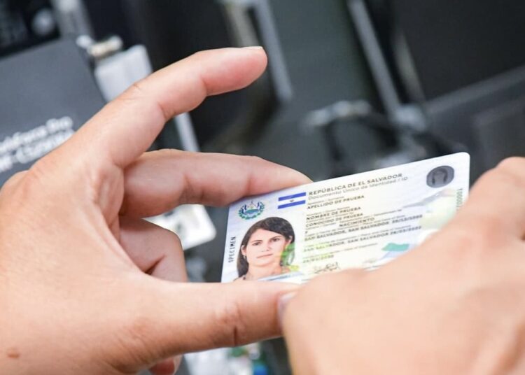 Diáspora responde al llamado de tramitar el DUI antes del 5 de noviembre