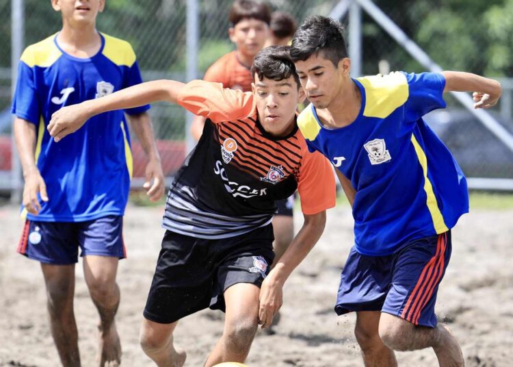 Dominio local en las semifinales de fútbol playa de los LIX Juegos Deportivos Estudiantiles