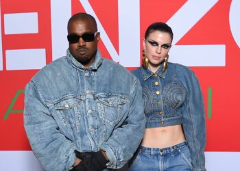 Julia Fox revela que Kanye West se ofreció a pagarle un aumento de pecho y que se puso a orinar en su primera cita