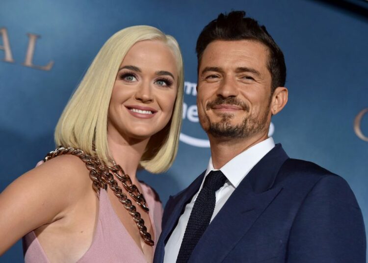 Acusan a Katy Perry y Orlando Bloom de aprovecharse de una persona “incapacitada” para quedarse con una mansión