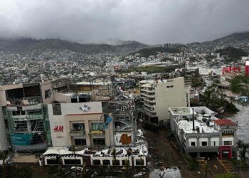 (VIDEOS) El huracán Otis deja destrozos e inundaciones tras azotar Acapulco