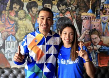 Pablo Ibáñez y Nancy Sandoval llegan con buena vibra a Santiago 2023