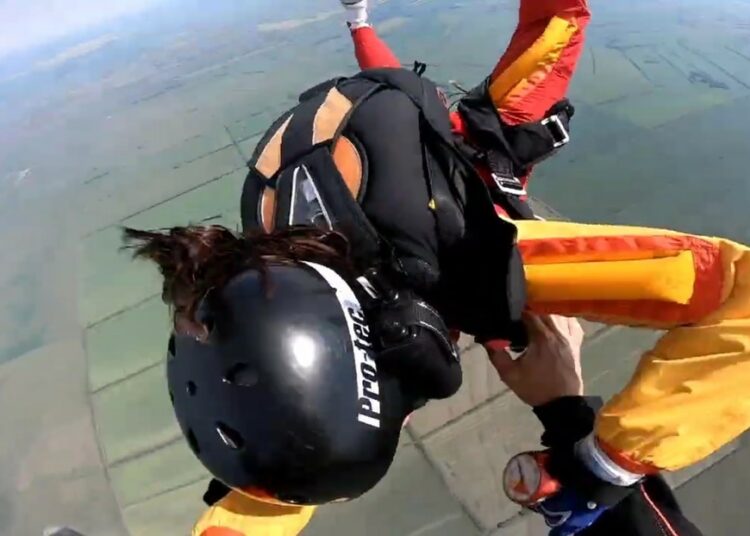 (VIDEO) Un instructor salva en caída libre a una paracaidista que no podía abrir su paracaídas