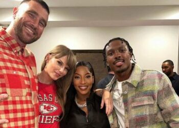 Taylor Swift y Travis Kelce celebraron la victoria de Kansas City con su primer beso en cámara