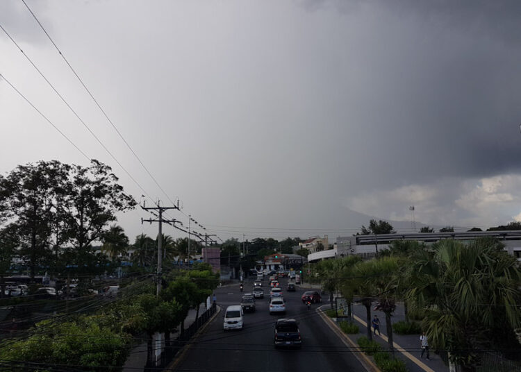 Una baja presión continuará provocando cielo nublado, lluvias y tormentas este jueves