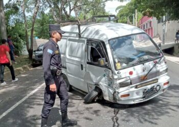 Una menor de edad resultó lesionada en choque entre un microbús y un sedán en carretera a Zacatecoluca