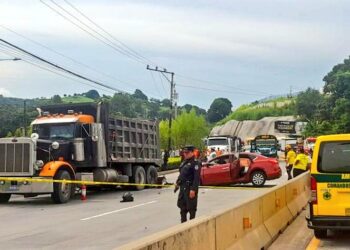 Fuerte accidente en carretera al Puerto de La Libertad deja un fallecido y dos lesionados