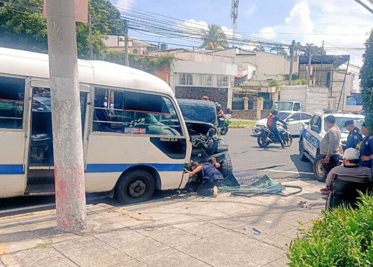 Reportan triple accidente de tránsito en calle El Mirador, en San Salvador