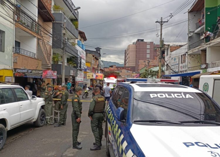 Un ladrón mata a su propio cómplice durante el robo de una moto en Medellín