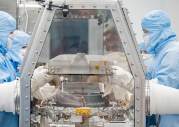 Los científicos de la NASA se encontraron con una sorpresa al abrir la cápsula con las muestras del asteroide Bennu