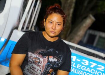 PNC captura a mujer que intentó sacar a un pandillero del cerco de seguridad en Apopa