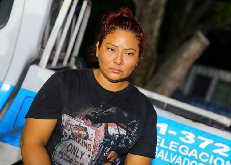 PNC captura a mujer que intentó sacar a un pandillero del cerco de seguridad en Apopa