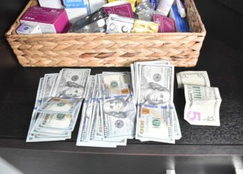 Detienen a sujeto que transportaba droga y allanan su vivienda