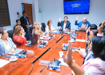 Obras Públicas y Educación exponen a diputados inversión para 2024