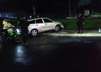 Conductor peligroso choca al intentar evadir el control policial en San Salvador